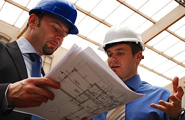 Architekt und Bauleiter besprechen Bauplan