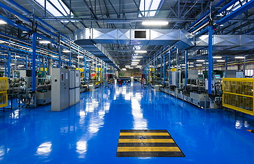 Fertigungshalle mit blau glänzendem Boden